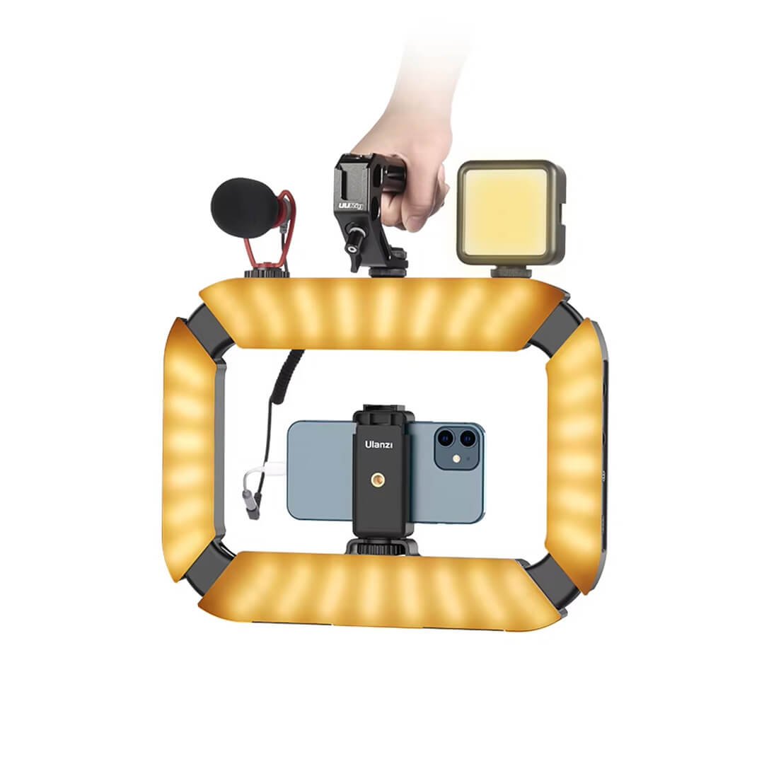 ריג תאורה Ulanzi U-200 מואר באור חם, עם סמארטפון, מיקרופון רובה, ופנס לד קטן מחוברים.
