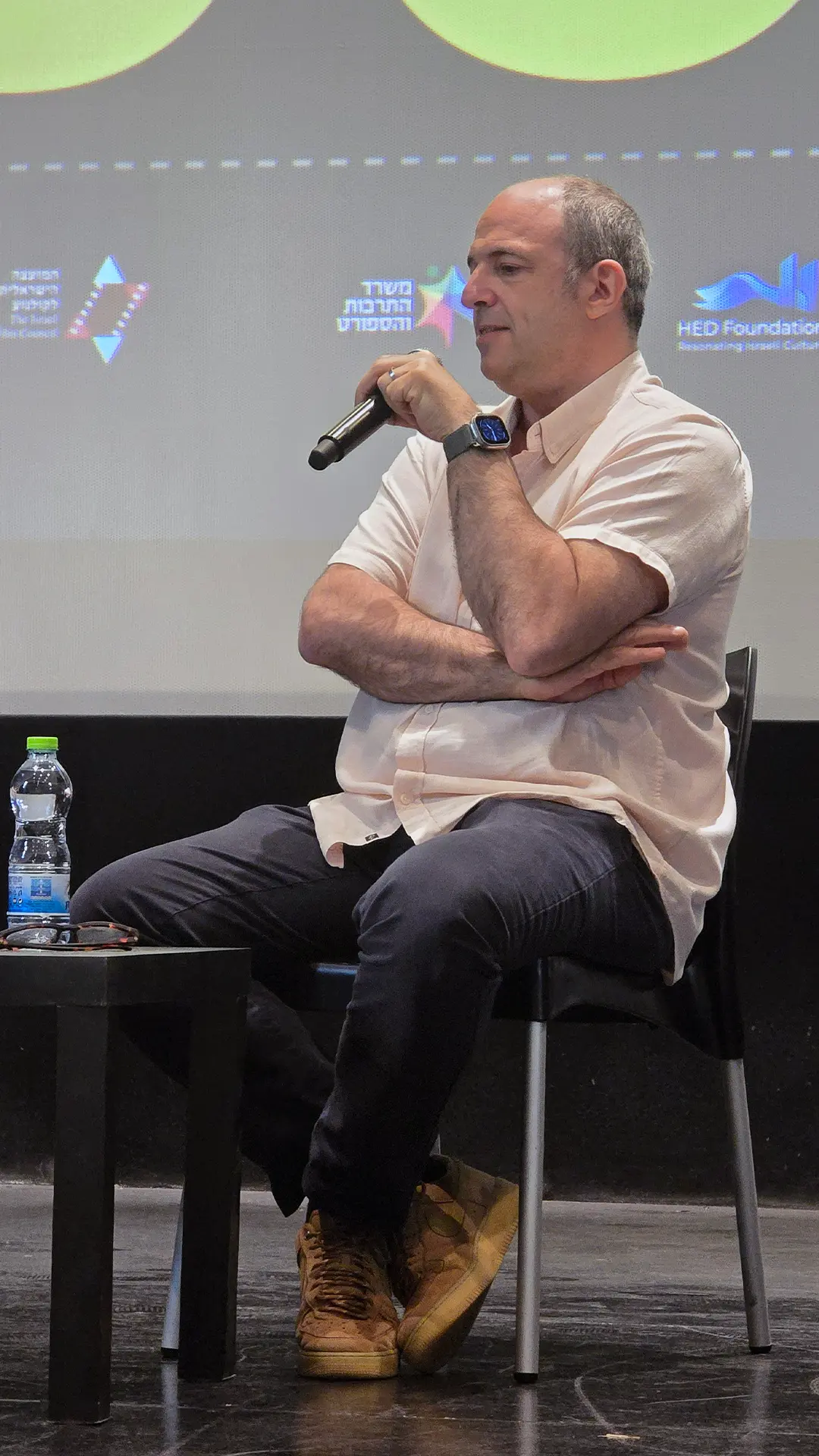 המפיק סיימון צ'ין במהלך ההרצאה בדוקאביב